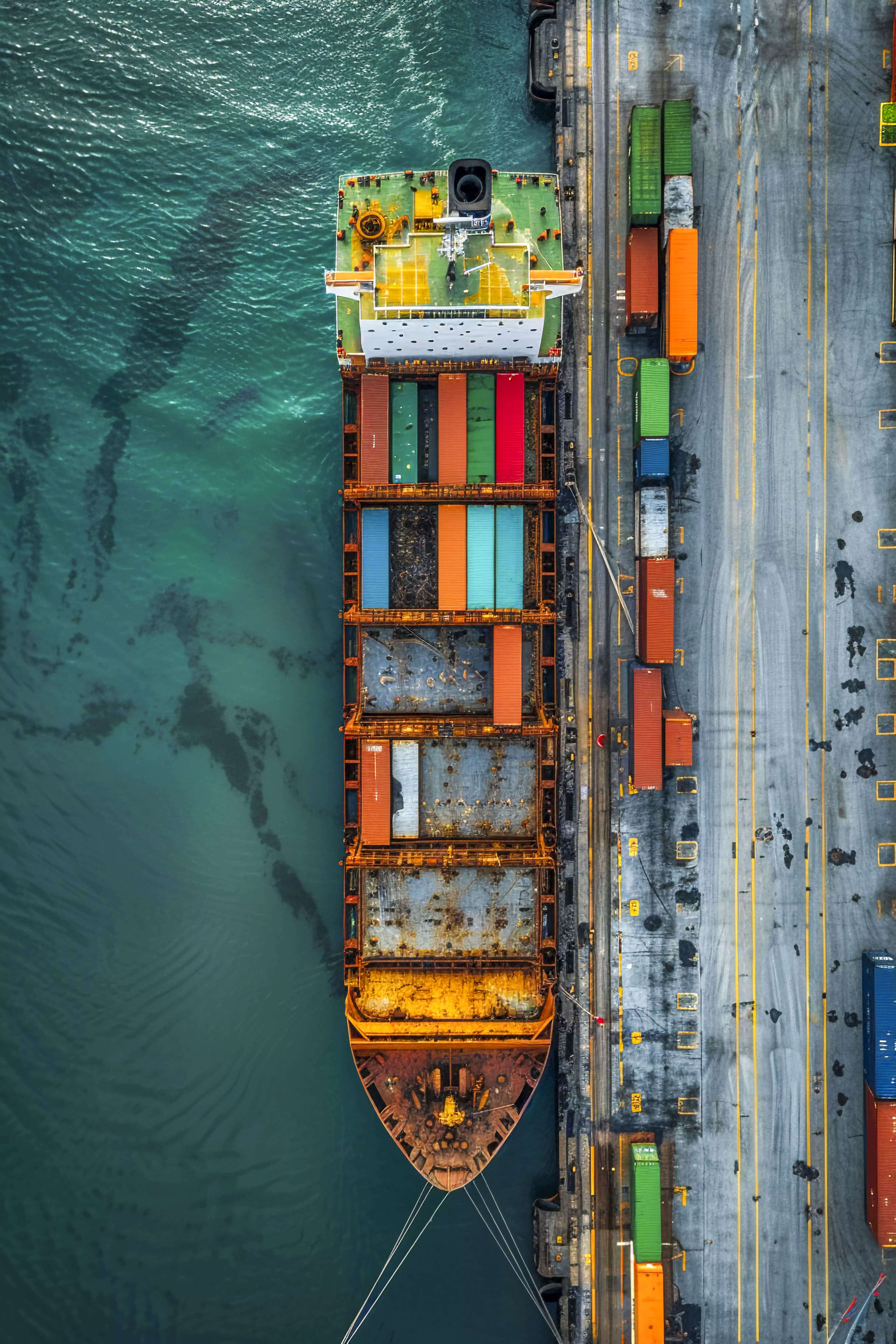 Barco en puerto de carga con mercaderia de Landseair